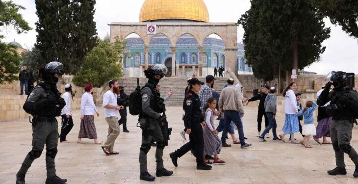 Decine di coloni invadono il complesso di Al-Aqsa, a Gerusalemme