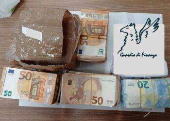 Nel furgone 180mila euro in contanti, una denuncia