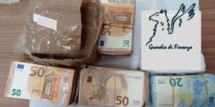 Nel furgone 180mila euro in contanti, una denuncia