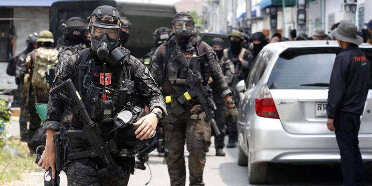 Sparatoria in un centro commerciale a Bangkok