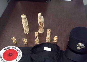 Vende statuette in avorio senza certificazioni, denunciata