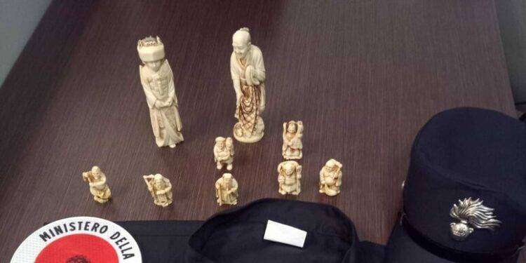 Vende statuette in avorio senza certificazioni, denunciata