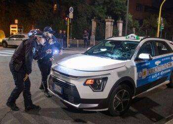 Taxi investe un pedone, gravissimo un 25enne