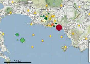 Terremoto Napoli, scossa di magnitudo 4 nei Campi Flegrei: trema anche Salerno. Persone in strada