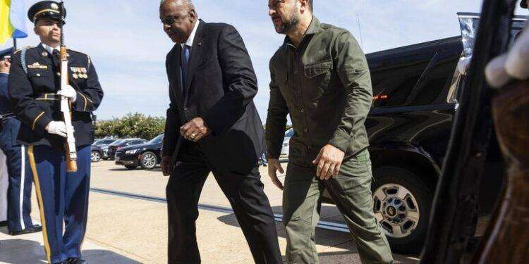 Pentagono, ‘stiamo finendo i fondi per le armi che vanno a Kiev’