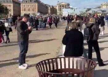 Francia, allarme bomba alla reggia di Versailles: evacuazione in corso