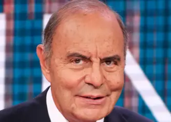 Bruno Vespa, orgoglioso delle tre dosi, ora è positivo al Covid e conduce “Porta a Porta” da casa