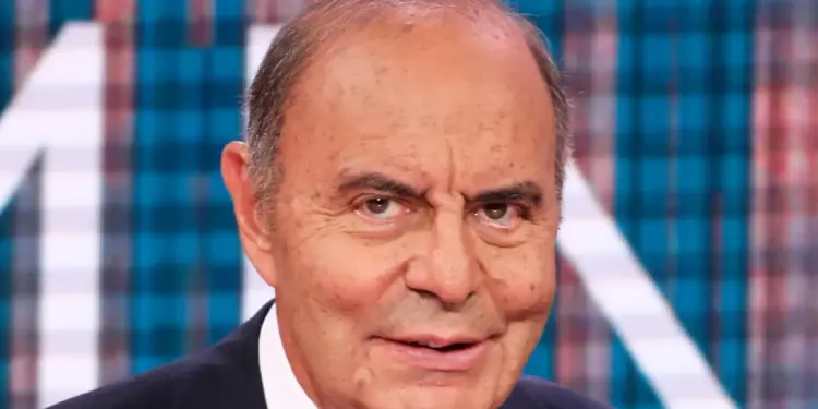 Bruno Vespa, orgoglioso delle tre dosi, ora è positivo al Covid e conduce “Porta a Porta” da casa