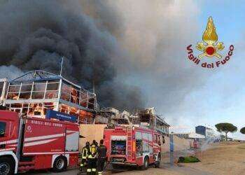 A fuoco una struttura vicina ai campi da golf, domato l’incendio