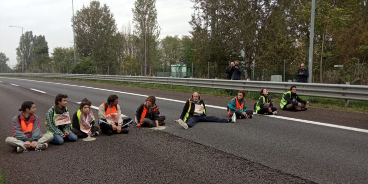 Ultima Generazione Bologna, due azioni: blocco tangenziale e allarme al Palazzo della Regione Emilia
