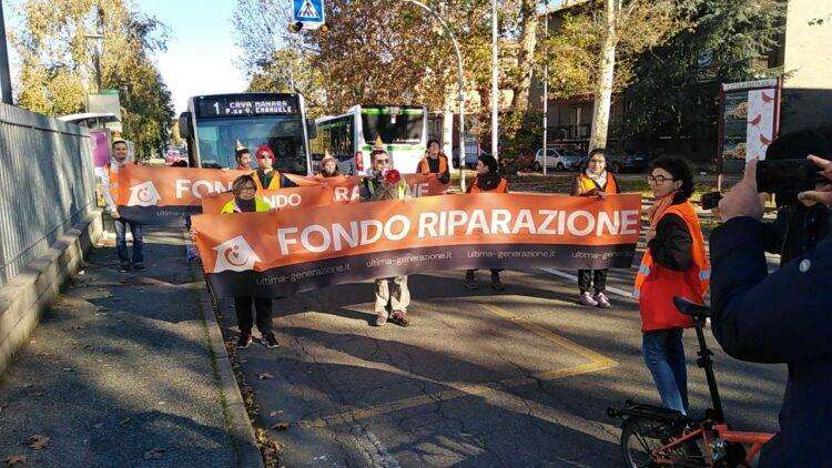 Ultima Generazione: marcia lenta a Pavia da via Umberto Olevano alla Questura