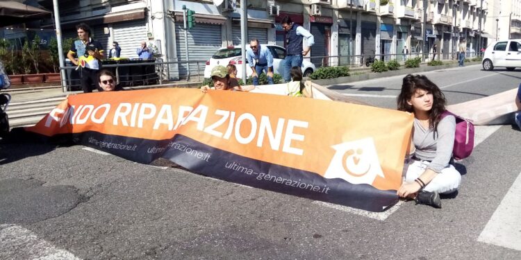 Ultima Generazione, blocco stradale a Messina: giornalista bloccato due ore in Questura