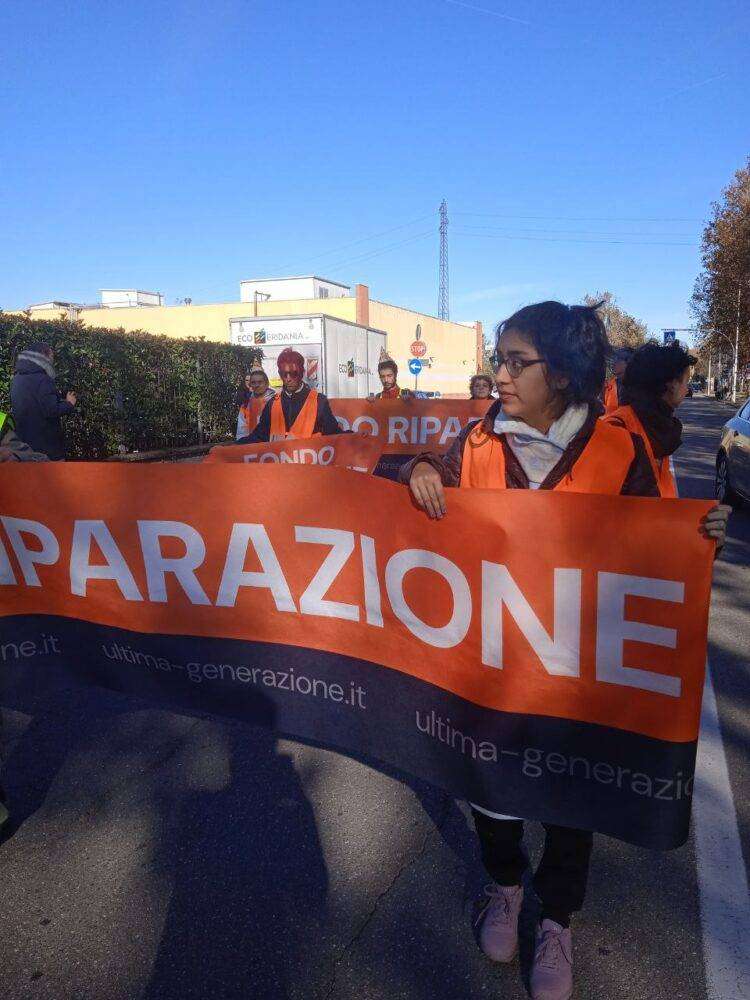 Ultima Generazione: marcia lenta a Pavia da via Umberto Olevano alla Questura