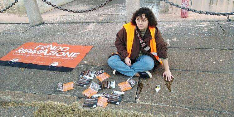 Ultima Generazione Milano, vernice arancione sull’Arco della Pace