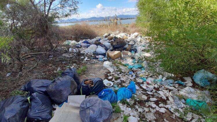 Discarica abusiva nella Laguna di Santa Gilla a Cagliari
