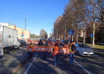 Ultima Generazione: marcia lenta a Pavia da via Umberto Olevano alla Questura