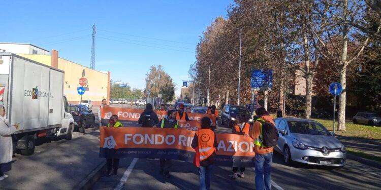 Ultima Generazione: marcia lenta a Pavia da via Umberto Olevano alla Questura