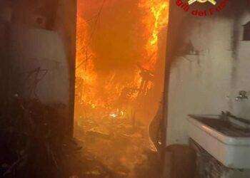 Ortueri, scoppia incendio in casolare: distrutto dalle fiamme