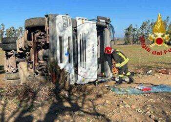 Ussana, mezzo pesante con un carico di legname esce di strada e si ribalta: ferito il conducente