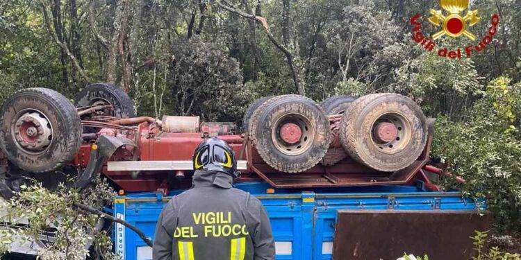 Ovodda, autoarticolato finisce fuori strada e si ribalta: intervento dei Vigili del Fuoco