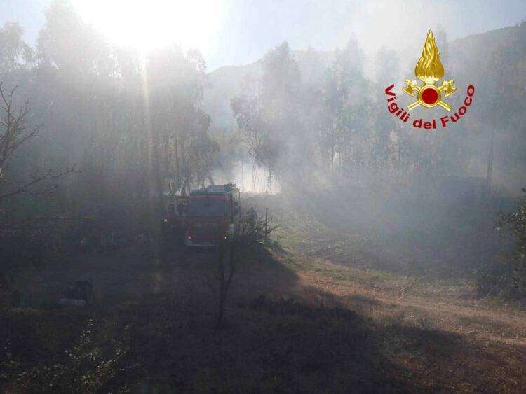 Fiamme in Sardegna, diversi incendi nell’isola: in azione i canadair ed evacuate 20 persone