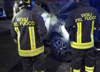 Paura a Orune, attentato incendiario distrugge l’auto di un giovane