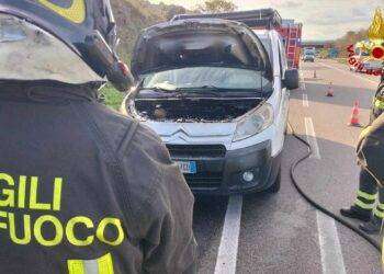 Nuoro, un mezzo va a fuoco alle porte della città
