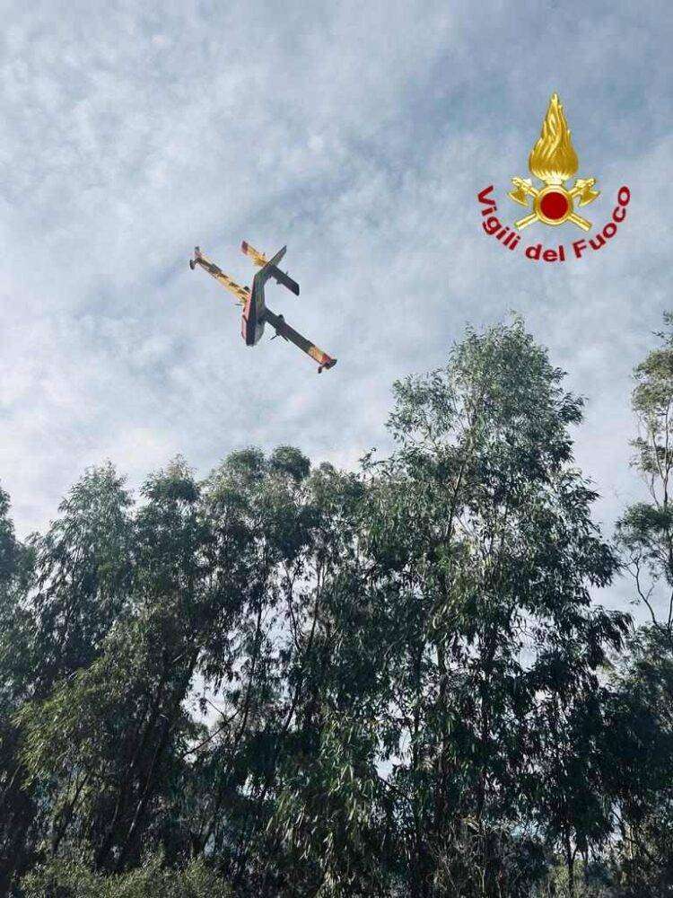 Fiamme in Sardegna, diversi incendi nell’isola: in azione i canadair ed evacuate 20 persone