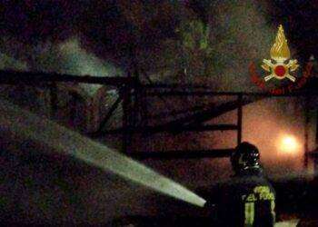 Pula, incendio di un gazebo nell’area esterna di un ex attività commerciale adibita a ristorante