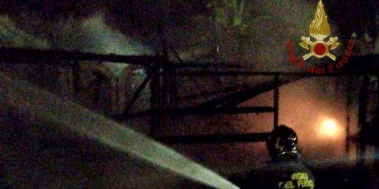 Pula, incendio di un gazebo nell’area esterna di un ex attività commerciale adibita a ristorante