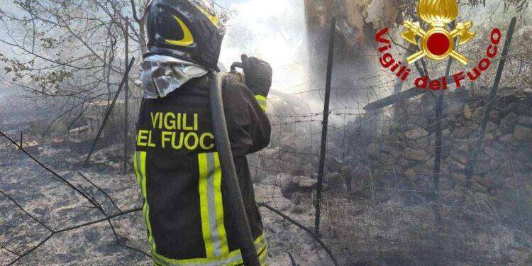 Due incendi sul litorale di Olbia, Vigili del fuoco in azione