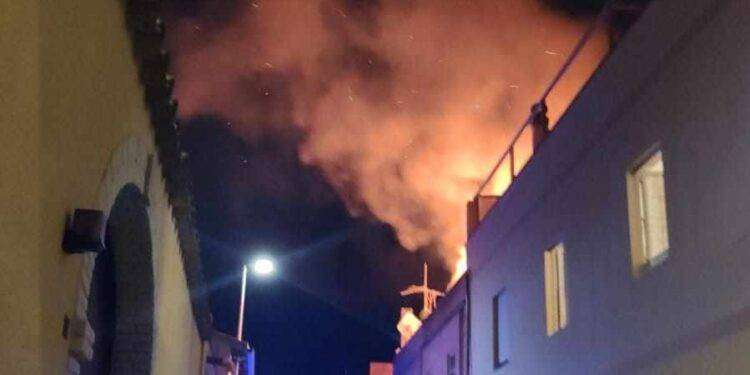 Paura a Monserrato, incendio in casa