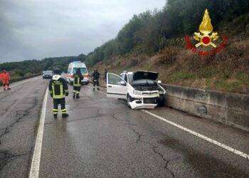 Macomer, perde il controllo della macchina e finisce su un muro