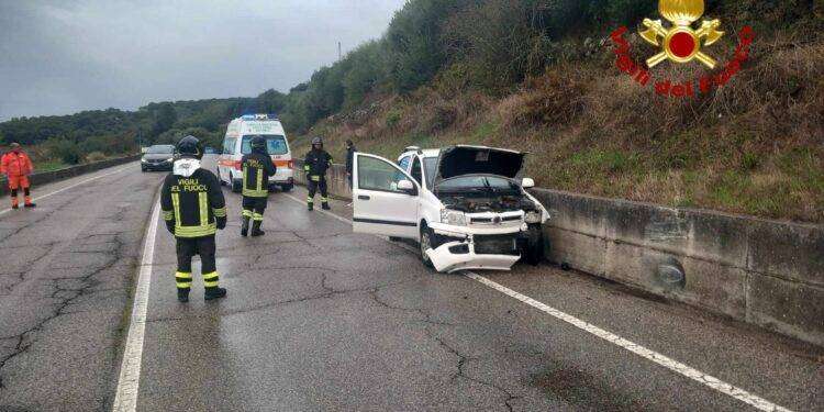 Macomer, perde il controllo della macchina e finisce su un muro