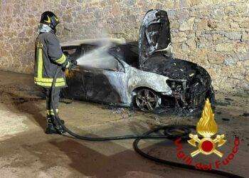 Auto in fiamme a La Maddalena, intervento dei Vigili del Fuoco