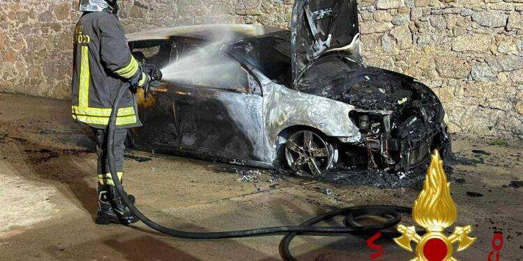 Auto in fiamme a La Maddalena, intervento dei Vigili del Fuoco