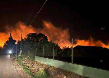 Paura a Capoterra, vasto incendio alle porte del paese