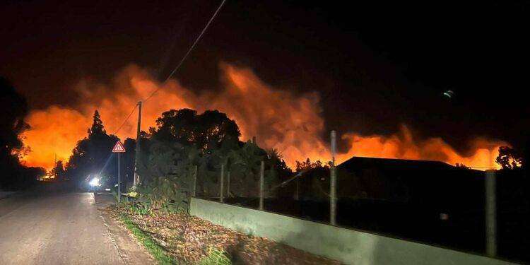 Paura a Capoterra, vasto incendio alle porte del paese