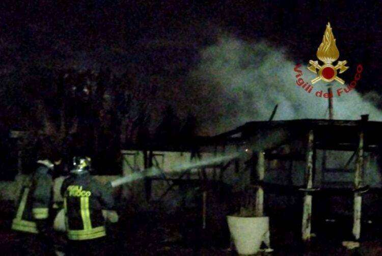Pula, incendio di un gazebo nell’area esterna di un ex attività commerciale adibita a ristorante