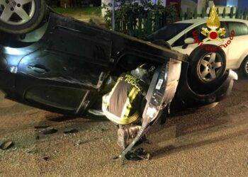 Nuoro, perde il controllo dell’auto e si schianta su macchine parcheggiate