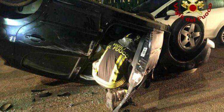 Nuoro, perde il controllo dell’auto e si schianta su macchine parcheggiate