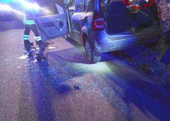 Con l’auto si ribalta e rimane incastrata dentro: intervento dei Vigili del Fuoco