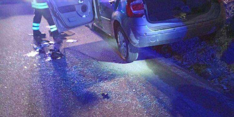 Con l’auto si ribalta e rimane incastrata dentro: intervento dei Vigili del Fuoco