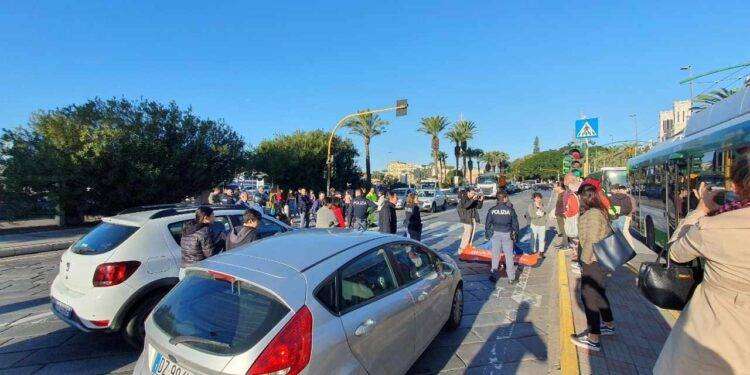 Cagliari, blitz di Ultima Generazione in via Roma lato porto