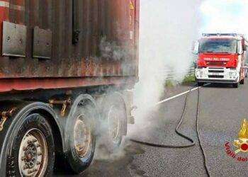 Pneumatico di un rimorchio in fiamme sulla 131, intervengono i Vigili del Fuoco