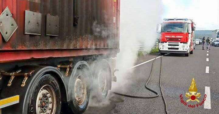 Pneumatico di un rimorchio in fiamme sulla 131, intervengono i Vigili del Fuoco