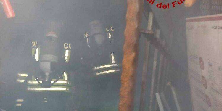 Paura a Nuoro, fiamme in una palazzina: evacuate alcune persone