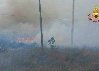 Grosso incendio nella pineta di Porto Ainu, paura a Budoni