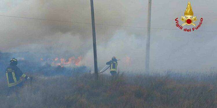 Grosso incendio nella pineta di Porto Ainu, paura a Budoni