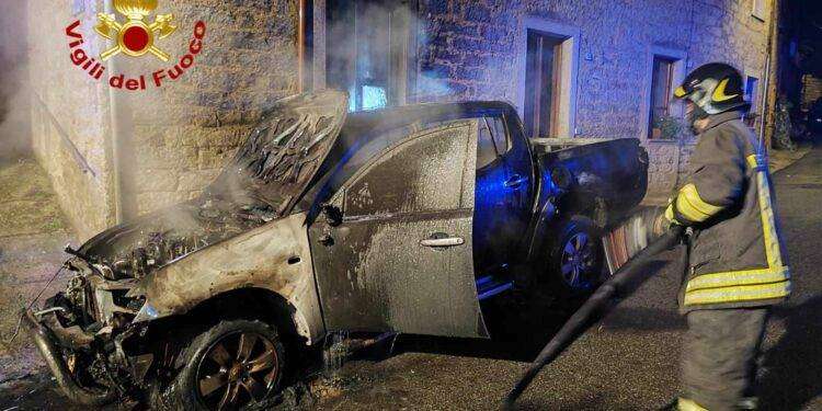 Pick up in fiamme a Gavoi, intervento dei Vigili del Fuoco